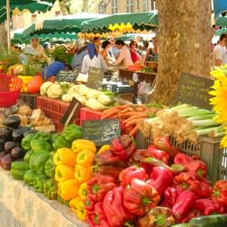 Traditioneller Markt mit Produkten der Wandergegend Provence Traditioneller Markt mit Produkten der Wandergegend Provence