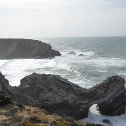 Steinige Meeresküste mit starken Wellen in Portugal