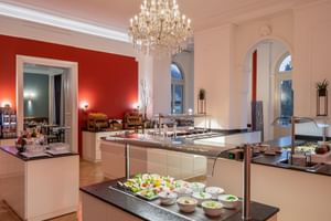 Modernes und reichhaltiges Frühstücksbuffet