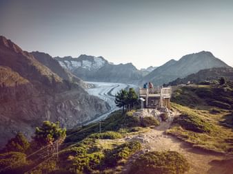 Aletschgletscher Moosfluh Zwei Wanderer auf einem Aussichtspunkt am Aletschgletscher Moosfluh