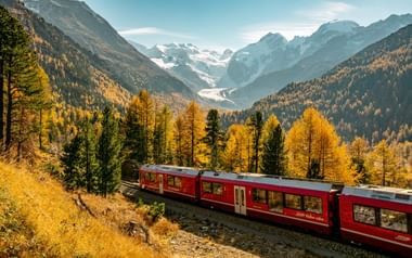 Herbstliche Fahrt mit der Rhätischen Bahn Herbstliche Fahrt mit der Rhätischen Bahn. Wanderferien mit Eurotrek.