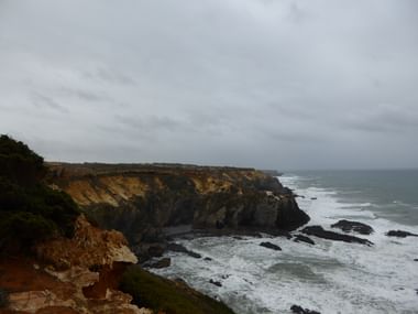Felsküste, die steil ins Meer fällt