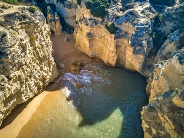 Felsküste in Portugal mit steil abfallenden Klippen.